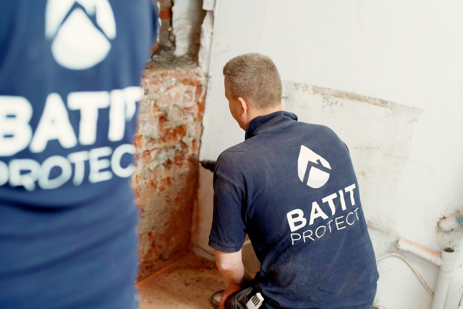 Techniciens Batit Protect réalisant un traitement humidité cave
