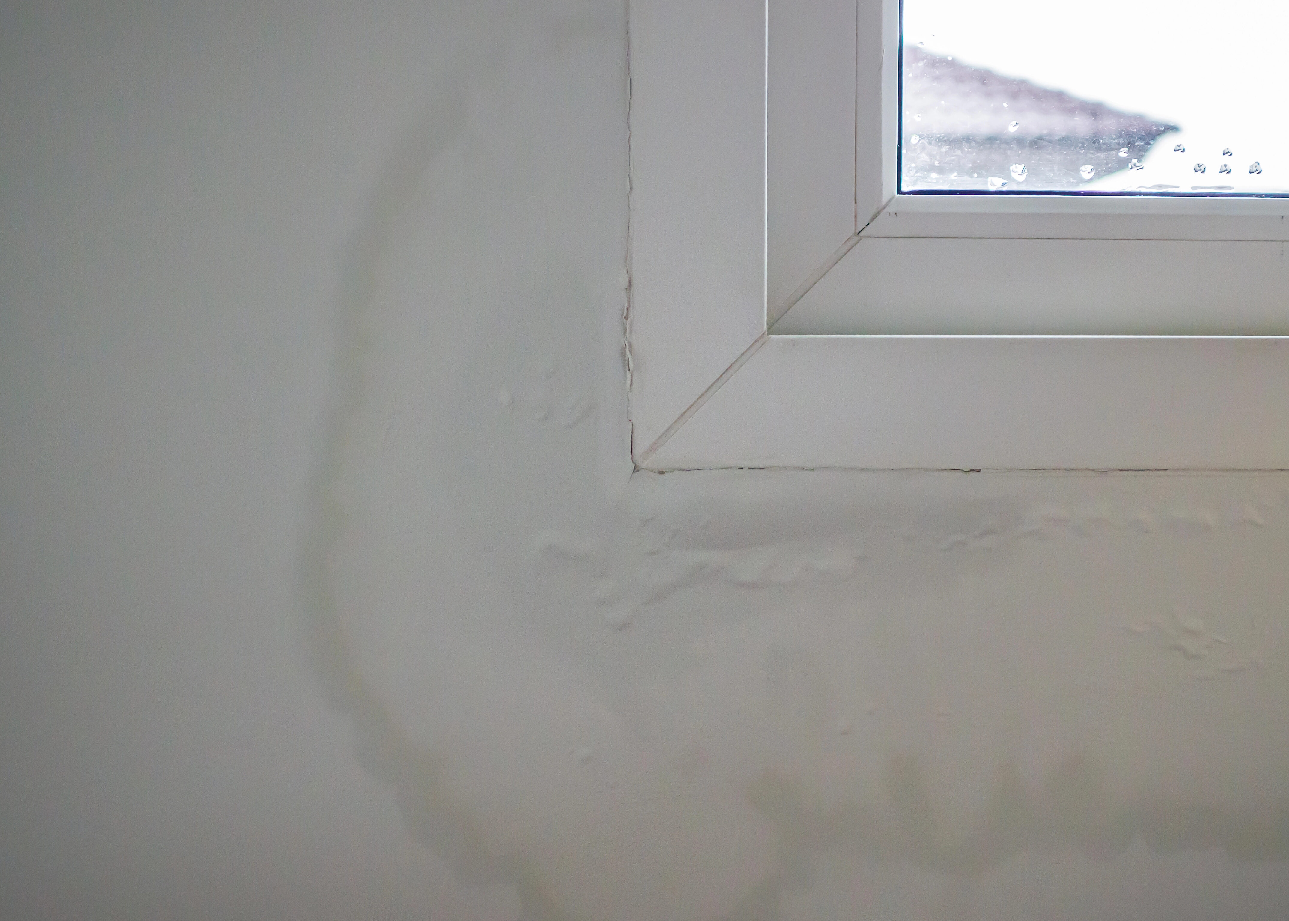 AuréoIes d’humidité autour d’une fenêtre