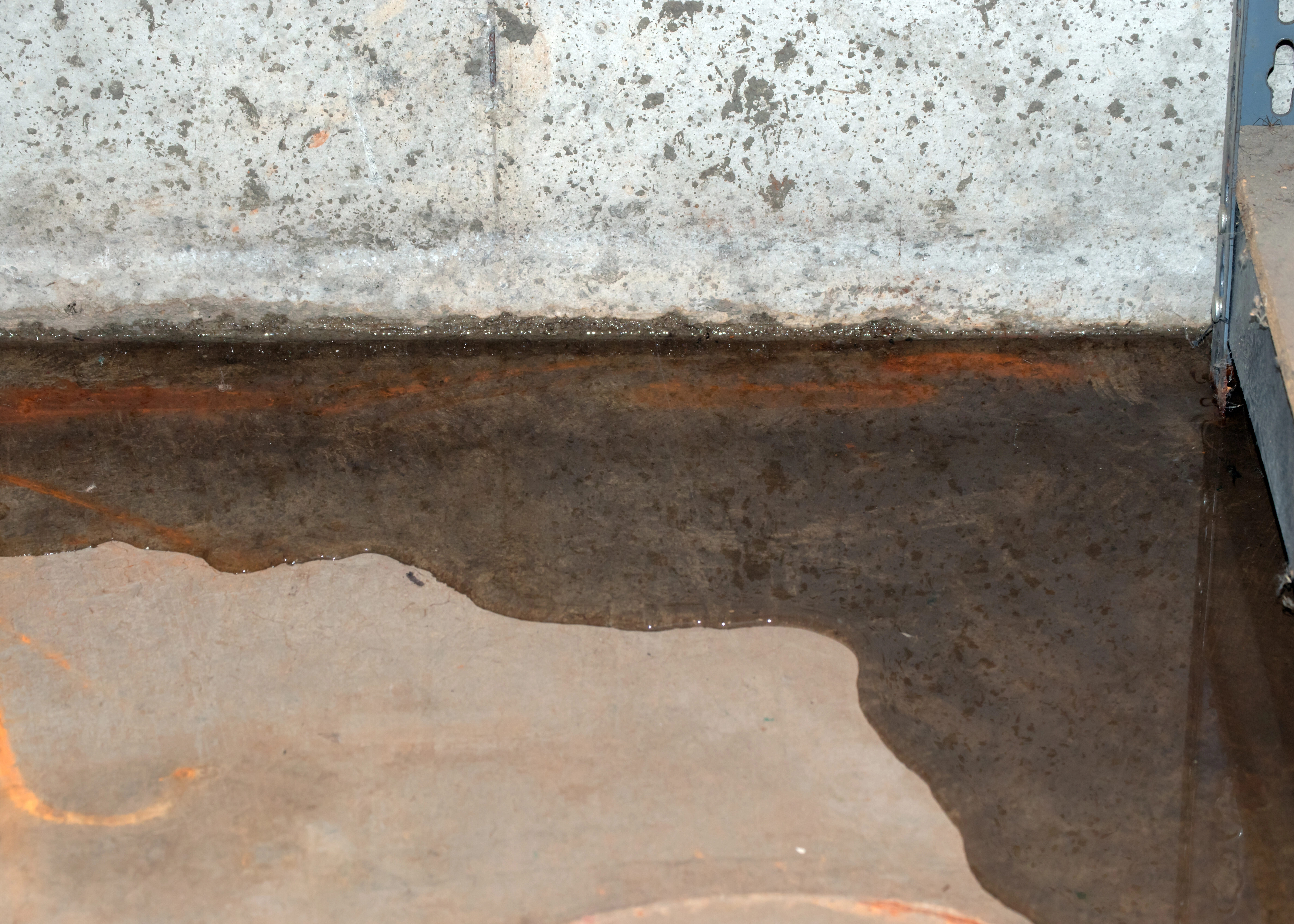 Eau stagnante au sol d’une cave