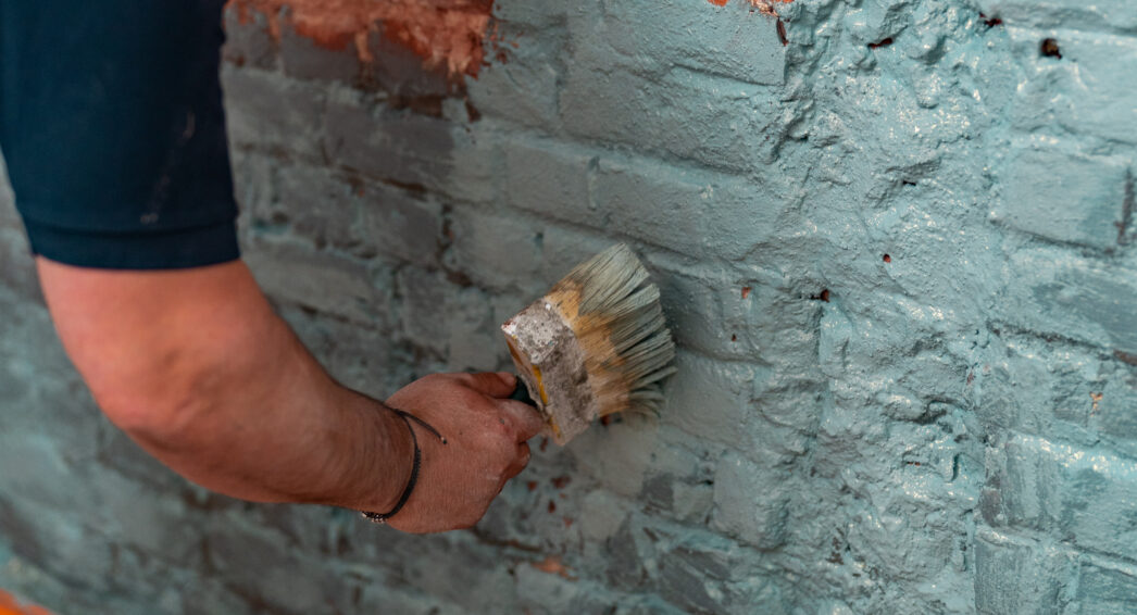 Application d’un traitement d’étanchéité sur mur de cave