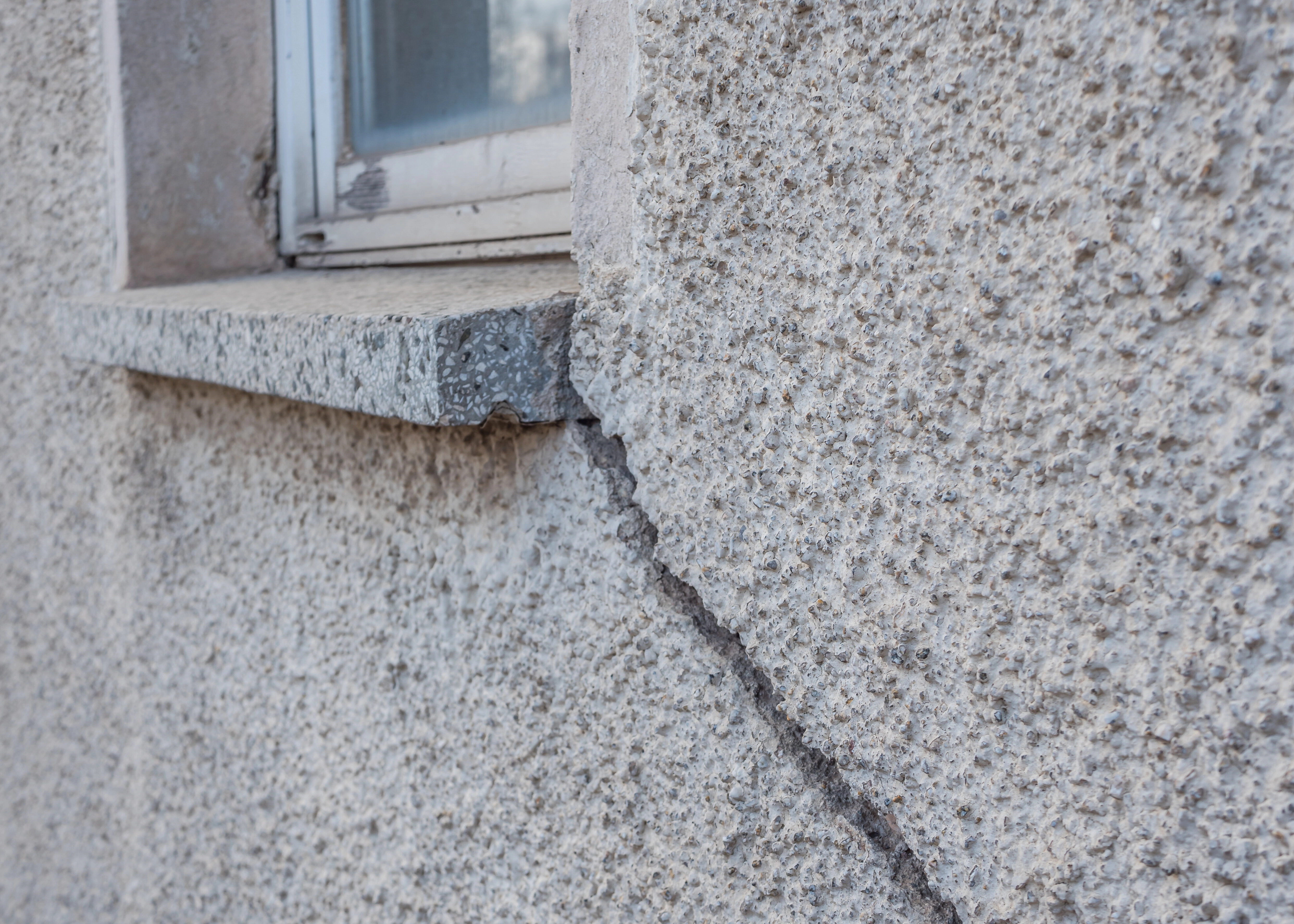 Fissure sur mur extérieur pouvant provoquer des infiltrations